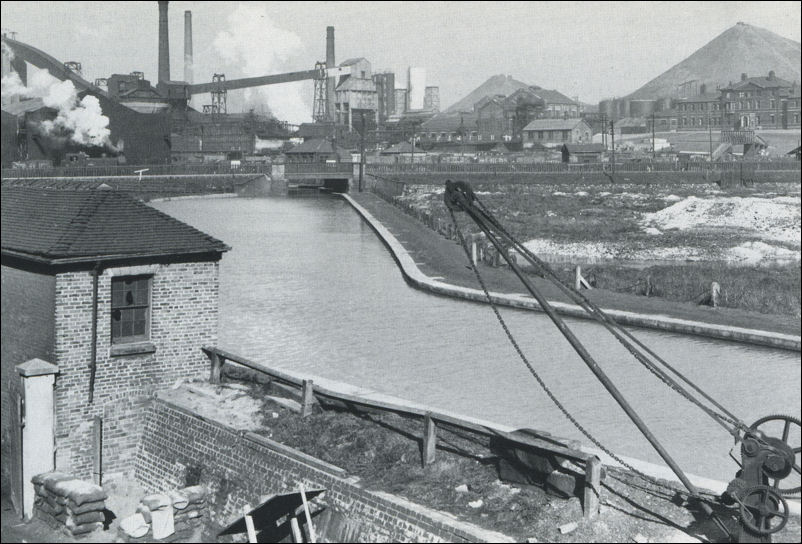 Trent and Mersey Canal at Etruria - 1941