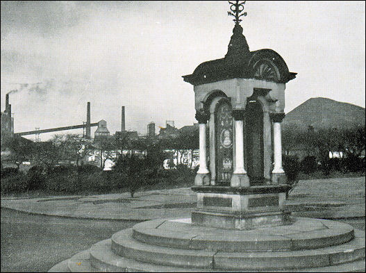 Warrillow's photo of the fountain c.1950
