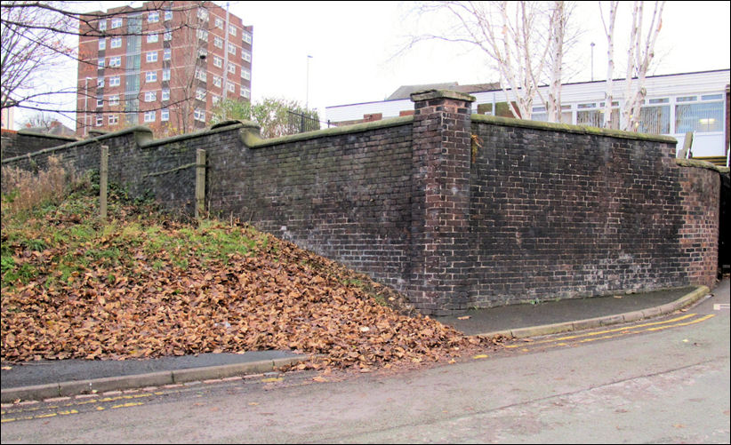 In Aquinas Street is the boundary wall of the Quakers burial ground 