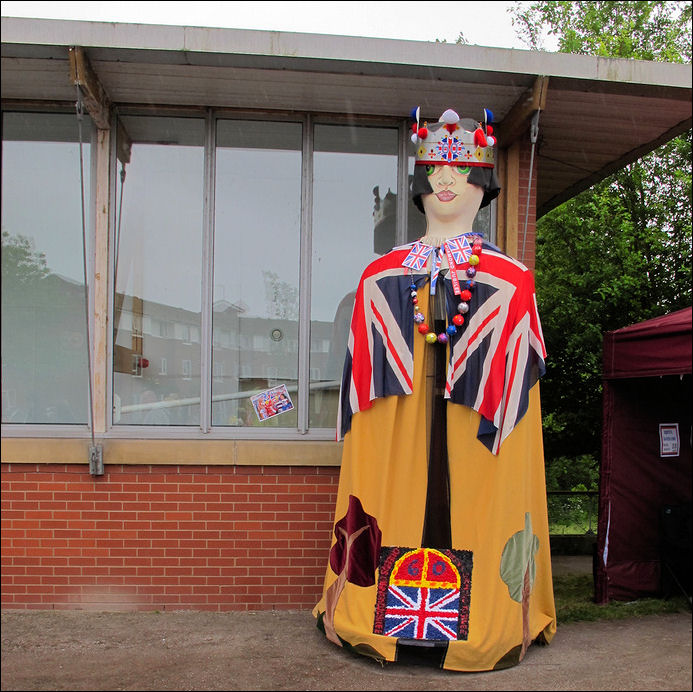 the Queen outside the Etruria Museum 