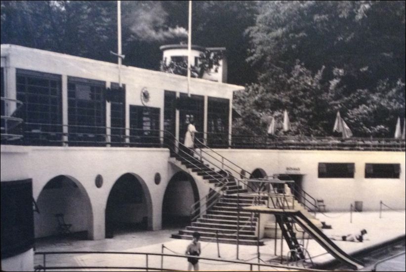 This Postcard shows the art deco style of the buildings  