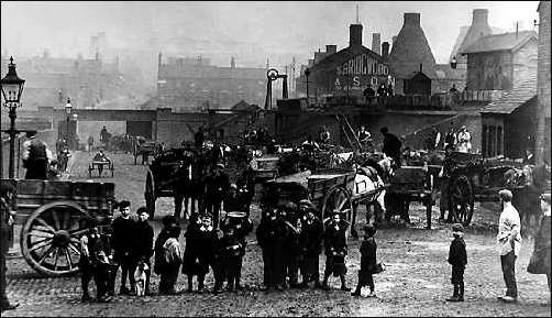 Collecting coal spillings at Longton Wharf - c.1910