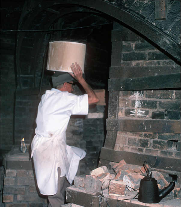 the last firing - taking the saggar into the kiln