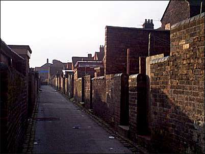 Entry between the backs of the houses in Talbot and Berkeley Streets