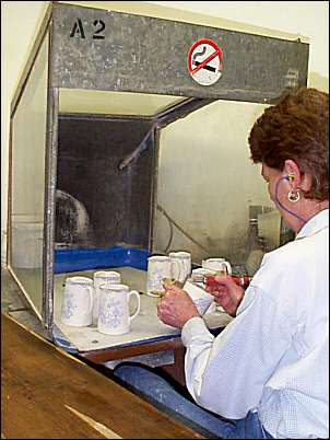 Fettling is carried out in an air flow booth