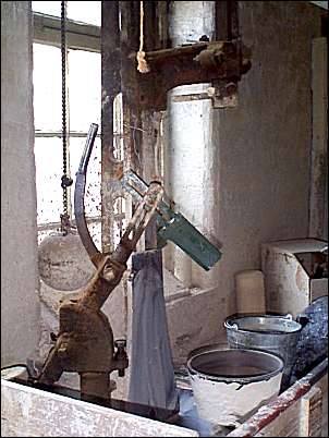 The jolly - used to produce hollowware