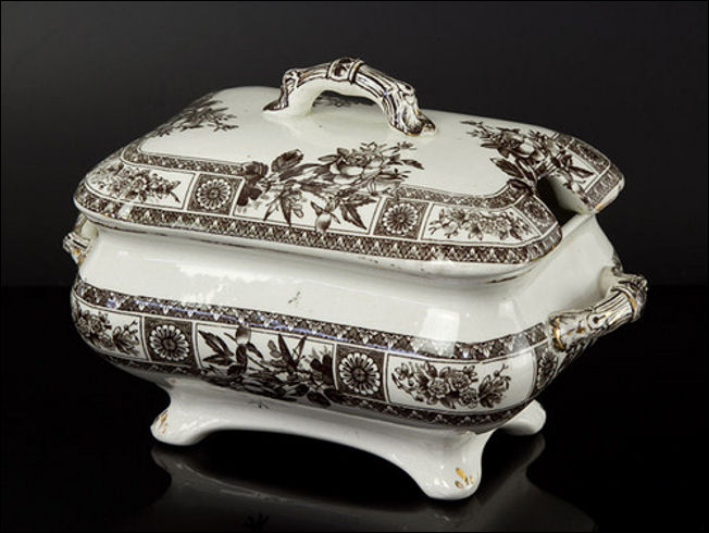 A small tureen with the pattern name GARFIELD  