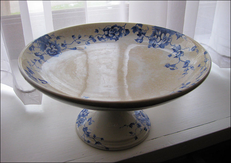  Dunn, Bennett & Co. earthenware cake stand