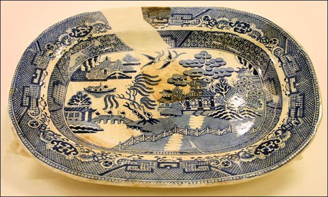 Hulse, Nixon & Adderley platter in the traditional Willow Pattern