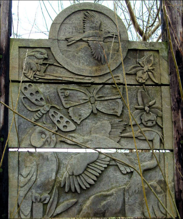 at the top a circular roundel of a bird on the front face