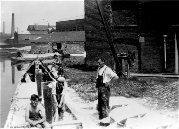 Unloading at Anderton Wharf in 1956