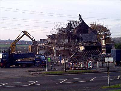 Demolishing the Carmount - 16th Nov 2000