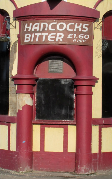 Details of the former door and the window decoration 