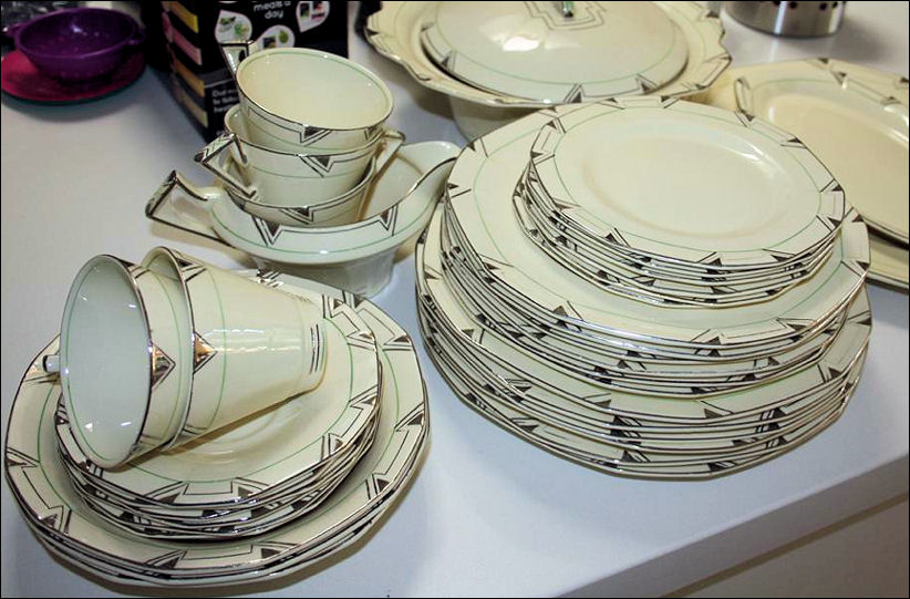 this dinner set by Alfred Meakin in the Princess Shape has angular shapes and geometric patterns