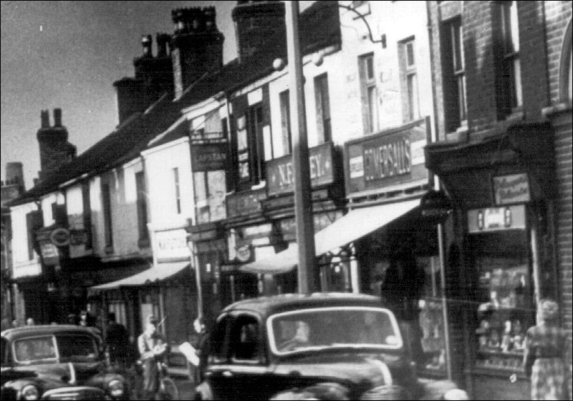 closer view of Gomersall's pawnbrokers and Finney's drapers 