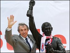 The bronze statue of Banks was unveiled at the Britannia Stadium