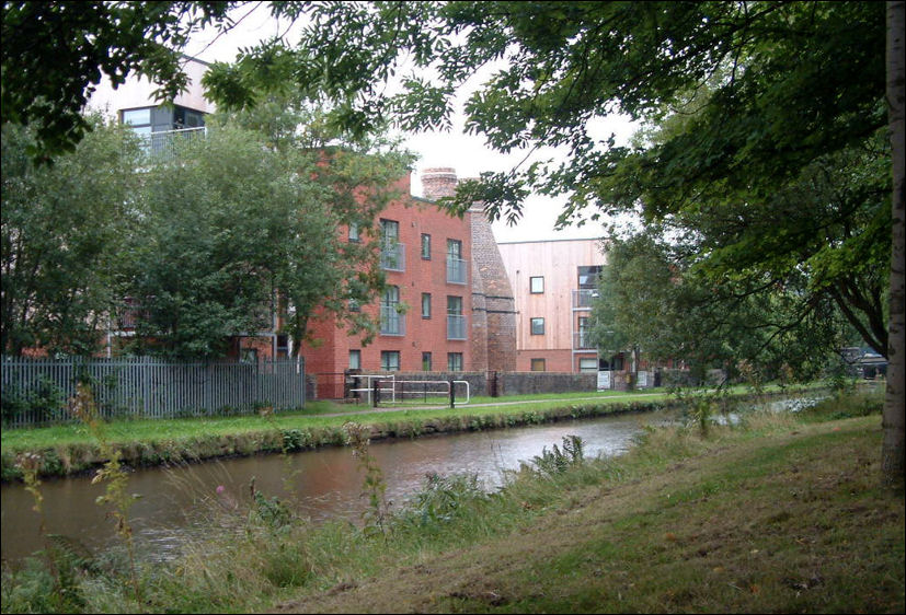 Retained bottle kilns amongst the housing development at the old Twyford's works