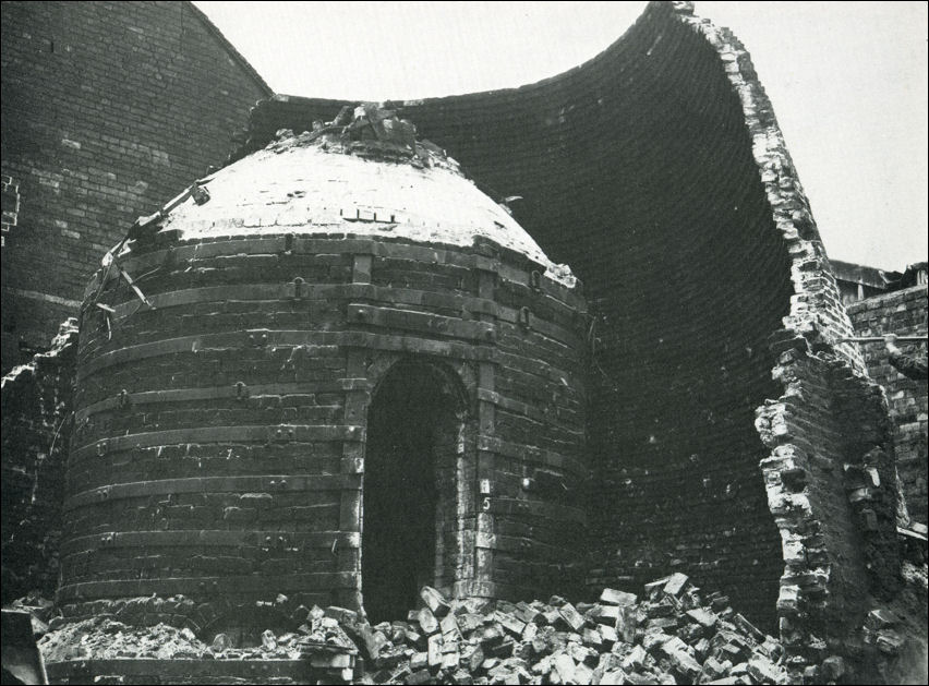 the last bottle kiln to be demolished at Copeland's Spode works - Stoke - 1960