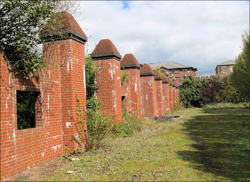 on the left the continuation of the walled area and the entrance to the Elizabethan Way